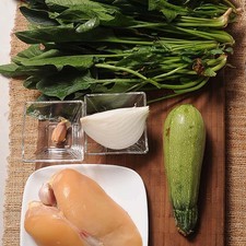 2 manojos de espinaca 1 diente de ajo sal al gusto 1 pieza de calabacita 1/4 pieza de cebolla blanca 1/2 pieza de pechuga de pollo sin piel