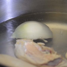 Poner a cocer la pechuga sin piel en una olla honda mediana con agua junto con la cebolla, el diente de ajo y sal al gusto. Dejar cocer durante 25 minutos.