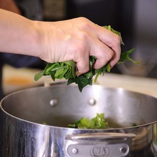 Enjuagar muy bien las espinacas y cortarlas en trozos medianos y reservar. Picar la calabacita en trozos pequeños. Retirar el trozo de cebolla y el diente de ajo del caldo. Sacar la pechuga con una pinza, dejar enfriar y deshebrar. Agregar las espinacas picadas.