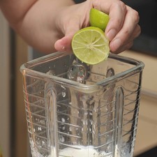Lavar bien los limones, cortar a la mitad y retirarles la semilla. Licuar con todo y cáscara junto con la leche y el azúcar hasta que se forme una mezcla espumosa.