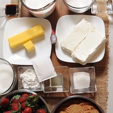 Ingredientes para el queso: 1 1/2 tazas de crema de leche de vaca 1 cucharada de esencia de vainilla 1 cucharada de jugo de limón 1/2 taza de azúcar blanca 380 gramos de queso crema 1/4 taza de agua 7 gramos de grenetina natural Ingredientes para las fresas: 1/2 kilogramo de fresas Colorante rojo vegetal, al gusto 3 cucharadas de maicena (fécula de maíz) 1 taza de azúcar blanca Ingredientes para acompañar: 1 botella de vino Sinfonía de Tintos Quinta monasterio Ingredientes para la base: 110 gramos de mantequilla sin sal 2 cucharadas de azúcar blanca 360 gramos de galleta de canela S 8082 1475621124