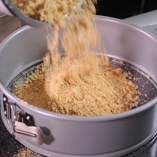 Colocar las galletas sobre el un molde desmoldable para pastel. S 8083 1475621122
