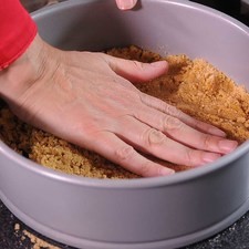 Aplanar bien toda la mezcla sobre la base del molde con la mano. Una vez compactada, meter al congelador por 10 minutos únicamente. S 8086 1475621119