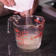Para preparar el relleno de queso, agregar la grenetina poco a poco en forma de lluvia a ¼ de taza de agua, mezclar ligeramente con un tenedor y dejar reposar 5 minutos hasta que se vea sólida. Poner a calentar a baño maría, mezclando hasta que se disuelva. Dejar enfriar un poco. S 8087 1475621117