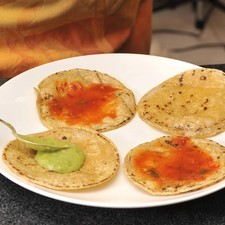Poner a calentar manteca de puerco (o aceite de olvia si se prefiere una versión ligera) en una sartén abierta. Pasar cada tortilla por la manteca o aceite unos segundos y colocarla en un plato. Poner un poco de salsa verde cocida o salsa roja cocida sobre la tortilla. S 809 1475637063