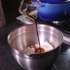 Añadir la cucharada de jugo de limón y la vainilla en un tazón con la batidora eléctrica hasta integrar un poco. S 8090 1475621115