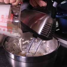 Añadir la crema poco a poco sin dejar de batir. Parar y bajar la mezcla de los lados, continuar batiendo hasta que la mezcla esté bien integrada. S 8091 1475621113