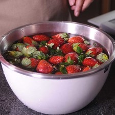 Para preparar las fresas, poner a remojar las fresas durante 5 minutos en un tazón con agua y dos gotas de desinfectante. S 8095 1475621110
