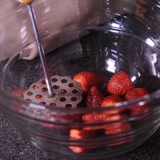 Colocar una parte de las fresas en un tazón y machacarlas bien con una cuchara, utilizar suficientes fresas para obtener 1 taza de jugo. Reservar el resto de las fresas. S 8097 1475621108