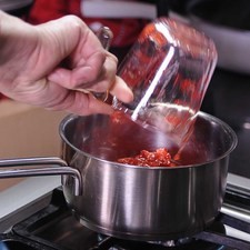 Colocar el jugo de las fresas en una olla honda. S 8098 1475621107