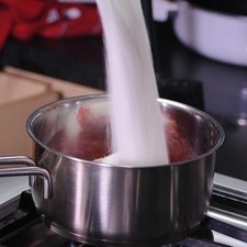 Añadir el azúcar, la maicena y ½ taza de agua. Cocer a fuego lento sin dejar de menear hasta que se torne transparente. En ese momento, cocer un minuto más y apagar el fuego. S 8099 1475621107