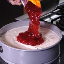 Retirar del fuego, agregar unas gotas de colorante rojo. Mezclar bien hasta incorporar y dejar enfriar. Colocar el jugo de fresas cocidas sobre el queso en el pay. S 8100 1475621105