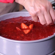 Decorar con las fresas que había reservado. Refrigerar al menos una hora. S 8101 1475621102
