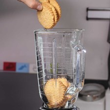 Para prepara la base, moler las galletas de pocas a la vez en la licuadora hasta que queden bien molidas. S 8105 1475621101