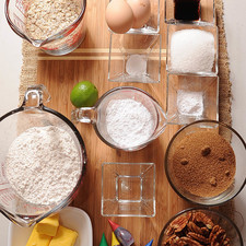 Ingredientes para las galletas: 1/2 cucharita de polvo para hornear (levadura química) 1 cucharita de bicarbonato de sodio 200 gramos de mantequilla Papel encerado al gusto 2 cucharadas de harina de trigo 1/2 taza de nuez picada 1 cucharada de esencia de vainilla 2 piezas de huevo 3/4 taza de azúcar mascabado 1/4 taza de azúcar blanca 1 taza de hojuelas de avena 2 tazas de harina de trigo Ingredientes para el glaseado: Bolsa de plástico al gusto Colorante vegetal al gusto 1/2 taza de azúcar glass (pulverizada) 1 pieza de limón 1 cucharita de agua