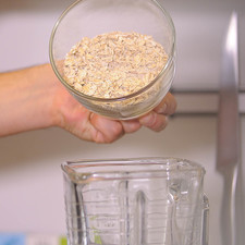 Moler la avena en el vaso de la licuadora hasta que quede en polvo.