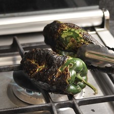 Tostar los chiles sobre la lumbre directa de la hornilla.