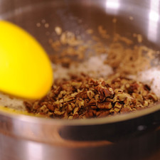 Aparte, batir la mantequilla con el azúcar mascabado y la blanca utilizando una batidora eléctrica hasta acremar. Agregar los huevos uno a uno y continuar batiendo, añadir la vainilla y batir un poco más. Añadir las nueces picadas.