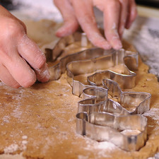 Cortar las galletas con el cortador de galletas.