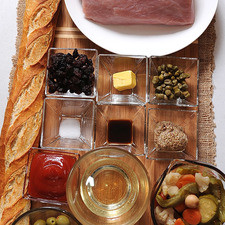 1 botella de vino tinto Alcayata Syrah-Malbec 1/4 taza de mostaza 2 cucharadas de salsa inglesa 2 tazas de vino blanco 1 taza de aceitunas verdes rellenas de pimiento 45 gramos de mantequilla 1 taza de salsa catsup Papel aluminio al gusto 3 cucharadas de alcaparras 1/2 cucharita de sal 2 tazas de verduras en escabeche 1 pieza de baguette 1/4 taza de uva pasa 1 kilogramo de lomo de puerco S 8124 1475621073
