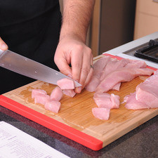 Cortar el lomo de puerco en trozos medianos. S 8125 1475621073