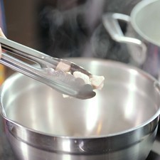 Retirar la carne del caldo con la ayuda de la pinza. Dejar enfriar, desmenuzar y reservar. S 8127 1475621068