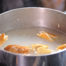 Poner a remojar el baguette en trozos en el caldo de la carne. S 8128 1475621068