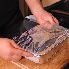 Tapar con papel aluminio y meter al horno durante 10 minutos a 350°F (175°C). S 8137 1475620996