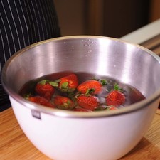 En un tazón colocar las fresas con agua y unas gotas de desinfectante. Escurrir, retirarles el pedúnculo y rebanarlas.