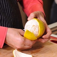 Pelar la naranja y la mandarina, cortar en gajos y reservar.