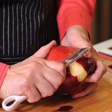 Pelar y picar la manzana en trozos pequeños y la piña en almíbar.