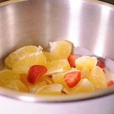 Agregar el yogur natural y el azúcar en un tazón, mezclar bien con un batidor de globo hasta integrar. Colocar todas las frutas picadas en el tazón con el yogur.