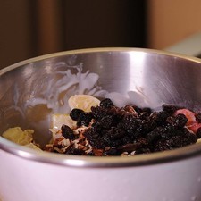 Agregar las nueces y las pasas.