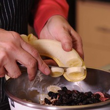 Añadir el plátano en rodajas, revolver de inmediato con una cuchara para evitar que se oxide. Refrigerar 5 minutos.