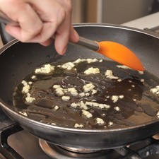 Batir un poco las claras de huevo dentro de un tazón con un poco de sal y pimienta. Acitronar el ajo picado en una sartén con aceite de oliva durante 2 minutos. S 815 1475637020