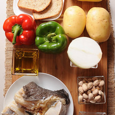 2 rebanadas de pan de caja 1/4 taza de aceite de oliva sal al gusto 1/4 taza de pistache 1 diente de ajo 1 pieza de pimiento morrón rojo 1/2 pieza de cebolla blanca 3 piezas de papa blanca 500 gramos de lomo de bacalao sin espinas