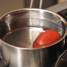 Picar la cebolla y el ajo finamente. Pelar y picar la zanahoria, picar la calabacita y el pimiento morrón todo en cubos pequeños. Hervir el jitomate 5 minutos, ponerlo en agua fría, pelarlo, picarlo y retirar las semillas.