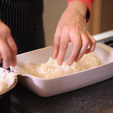 Colocar el bacalao desmenuzado en un refractario.