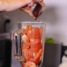 Picar la lechuga y poner a remojar en un tazón con unas gotas de desinfectante. Escurrir. Moler el jitomate, el chile chipotle adobado y el diente de ajo en la licuadora con un chorrito de agua.