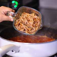Añadir la pierna de cerdo, previamente cocina y desherbada, continuar cociendo durante unos 3 minutos más o hasta que se evapore el líquido.