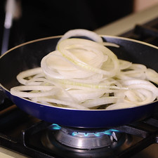 Poner a sofreír la cebolla en una sartén con aceite de oliva a fuego lento, meneando constantemente hasta que la cebolla se torne café. Reservar.