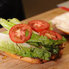 Añadir las hojas de lechuga y rodajas de jitomate.