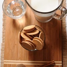 100 gramos de piloncillo 1 vara de canela entera 1 taza de agua 180 gramos de galletas marías 1 litro de leche de vaca