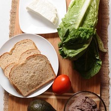 1 taza de frijoles refritos desinfectante de verduras al gusto 1 pieza de aguacate 1 pieza de lechuga orejona 1 pieza de jitomate guaje 250 gramos de queso panela 4 rebanadas de pan integral S 8302 1475620655