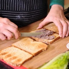 Desinfectar las hojas de lechuga en un tazón con agua y gotas de desinfectante durante 5 minutos. Escurrir. Tostar las rebanadas de pan en un horno Krups Colocar las rebanadas de pan en una tabla para picar, untar con los frijoles refritos. S 8303 1475620654