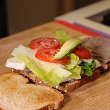 Sobre éstas, las hojas de lechuga, rodajas de jitomate y rebanadas de aguacate. Colocar encima la otra tapa untada de frijol. S 8305 1475620647