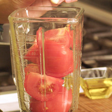Acitronar la cebolla en aceite de oliva a que quede transparente pero no dorada, agregar el chile serrano (opcional), mover hasta acitronar unos segundos.Picar la papa, la zanahoria, la cebolla y el chile. Moler el jitomate en la licuadora con un poco de agua y el diente de ajo.