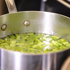 Picar en trozos pequeños los nopales, el jitomate, el chile, el ajo y la cebolla en rodajas. Cocer los nopales en una olla con suficiente agua y una pizca de bicarbonato durante 10 minutos.