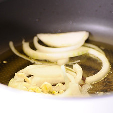 Sofreír en un sartén la cebolla y el ajo durante un para de minutos.