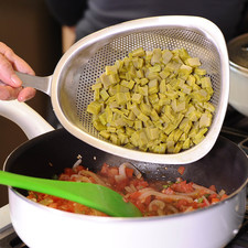 Agregar los nopales, sazonar con sal, cocer durante 3 minutos más después de que suelten el hervor.